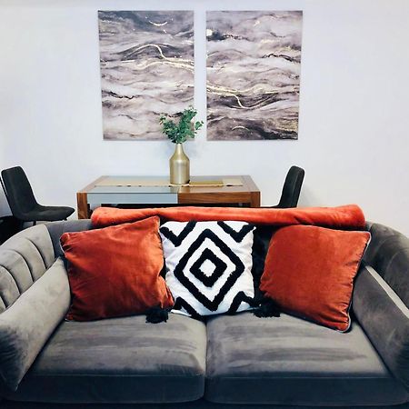 Superbly Located 2 Bedroom Luxury Apartment Бат Екстериор снимка