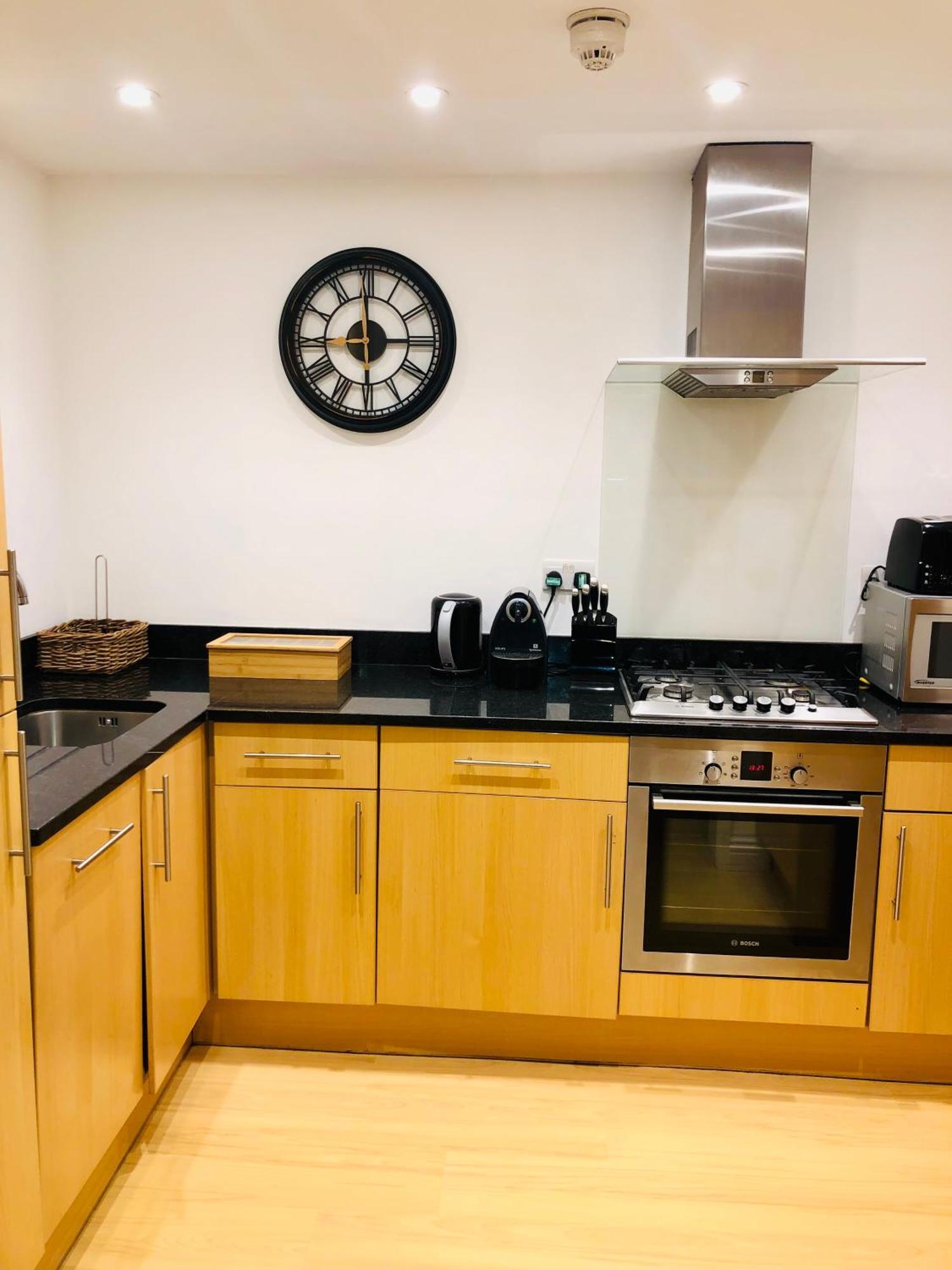 Superbly Located 2 Bedroom Luxury Apartment Бат Екстериор снимка