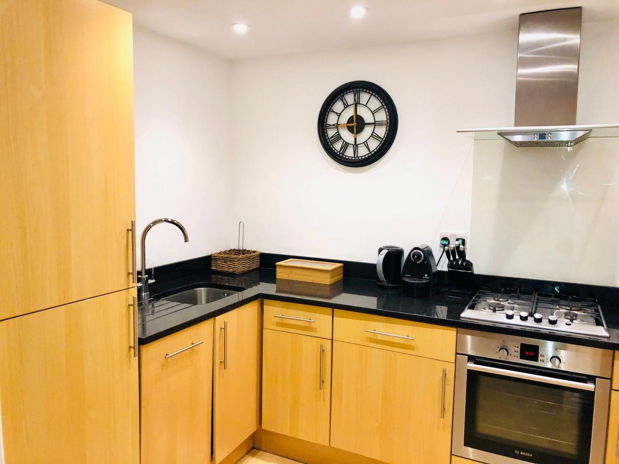 Superbly Located 2 Bedroom Luxury Apartment Бат Екстериор снимка